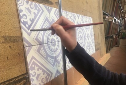 Artesanía Sevilla. Más de 30 años trabajando azulejos artesanos.