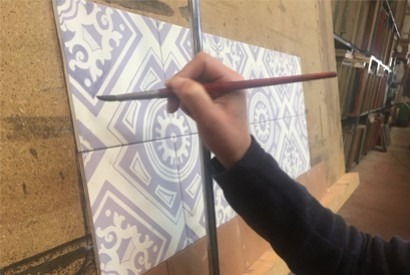 Artesanía Sevilla. Más de 30 años trabajando azulejos artesanos.