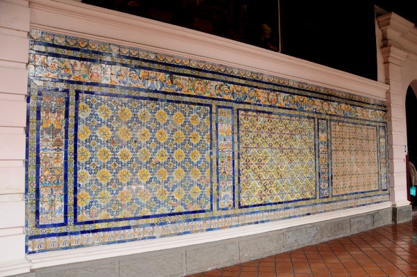 The Sevillian tile is also present in Peru