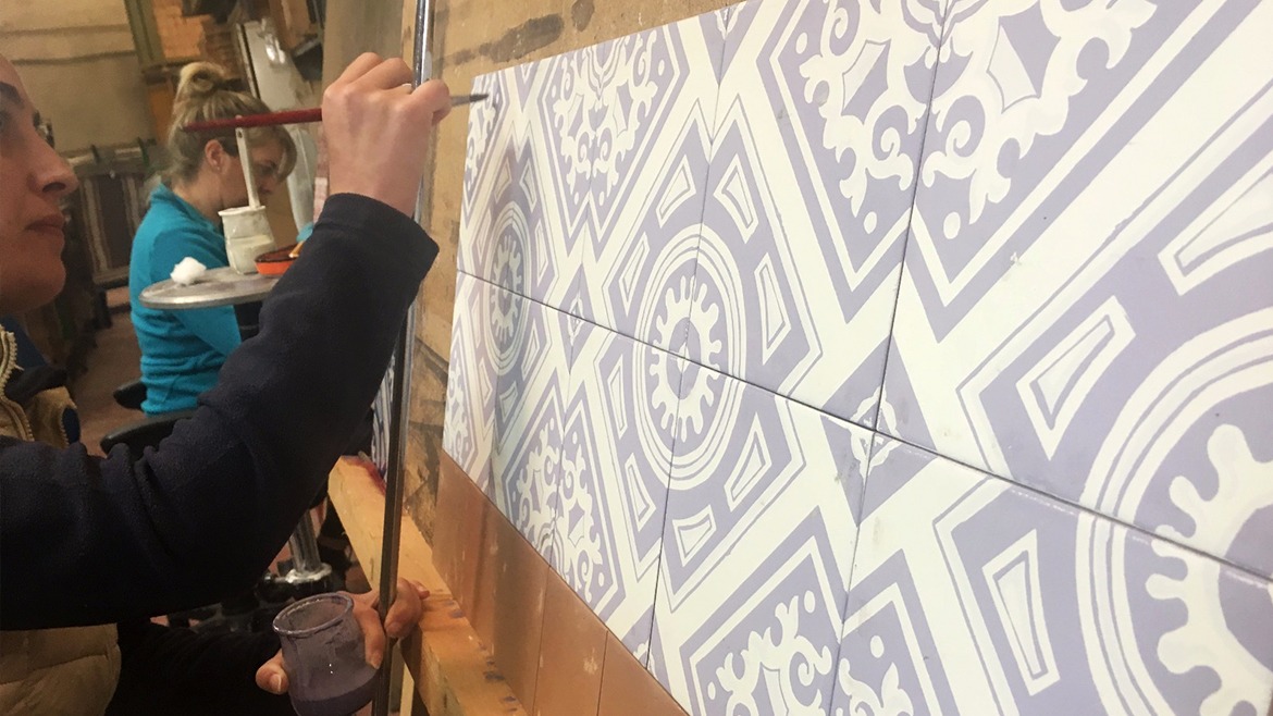 Azulejos Pintados a Mano: Tradición y Modernidad